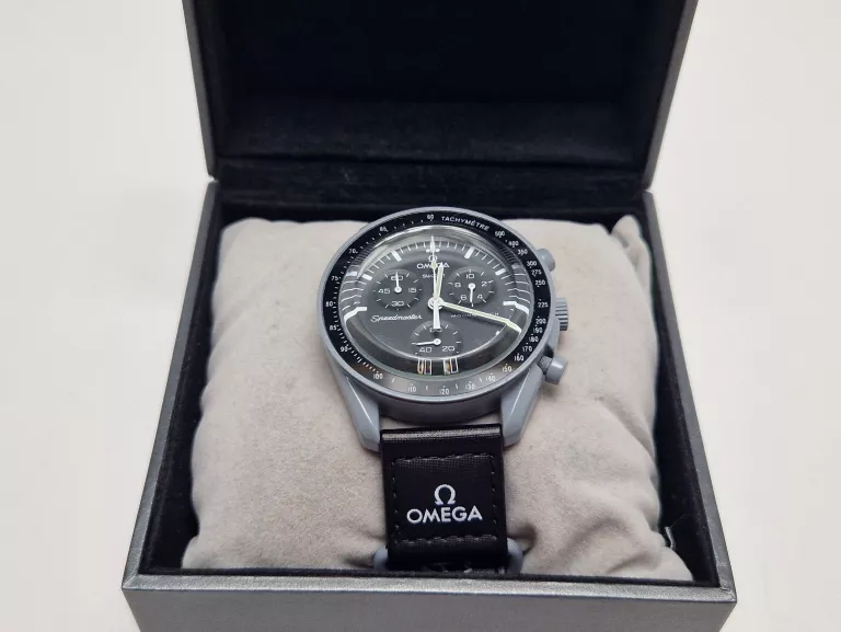 swatch-x-omega-bioceramic-mission-the-moon-styl-klasyczny