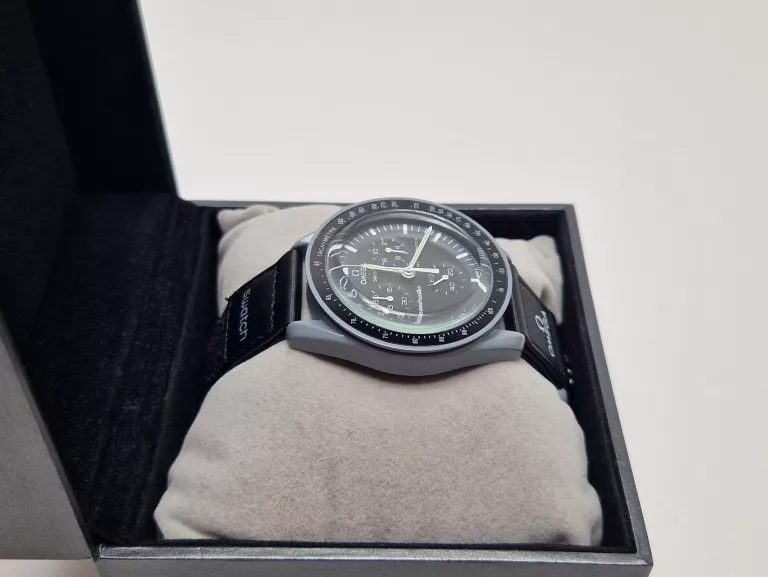 swatch-x-omega-bioceramic-mission-the-moon-ksztalt-koperty-okragla