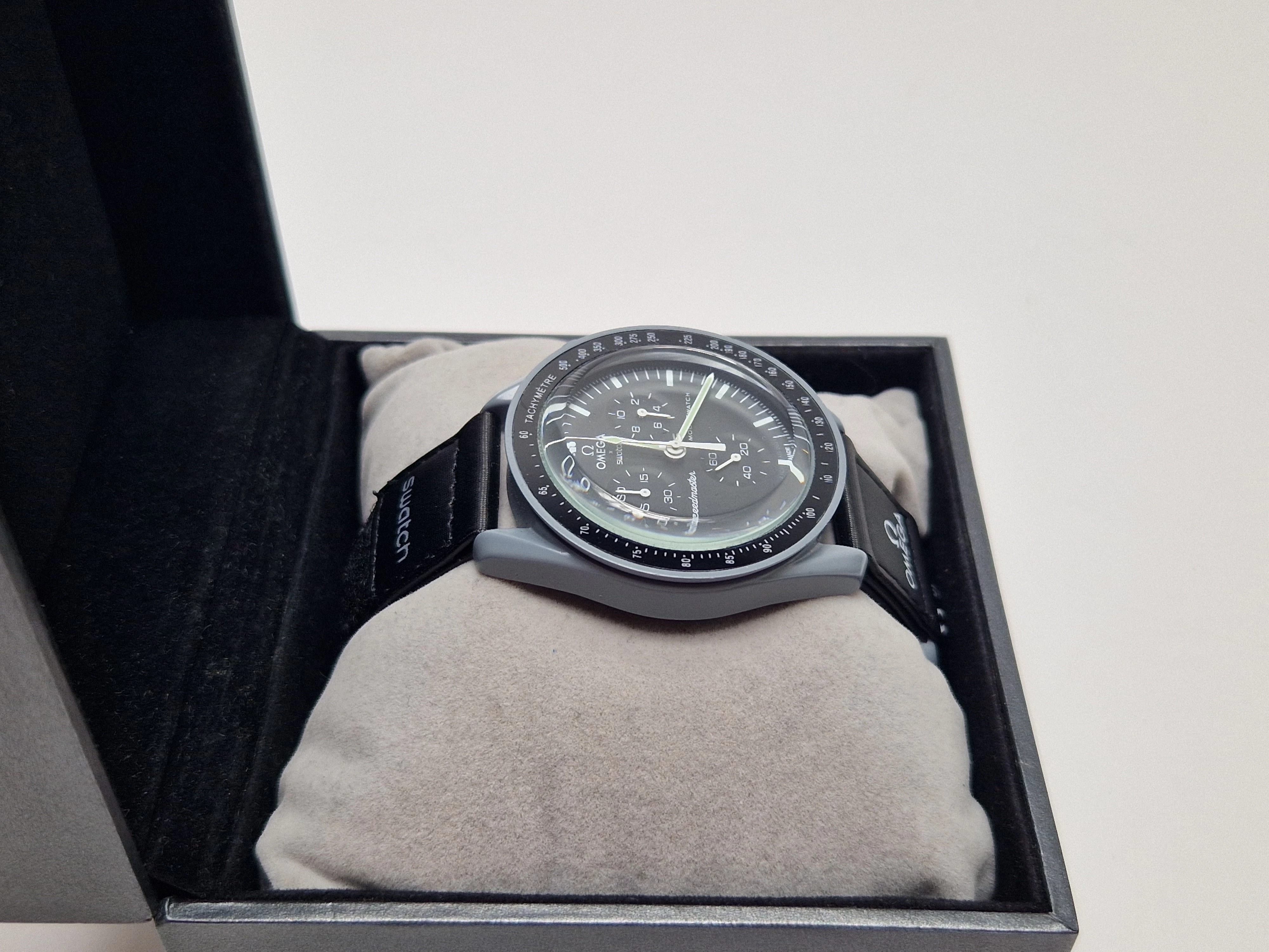 swatch-x-omega-bioceramic-mission-the-moon-ksztalt-koperty-okragla