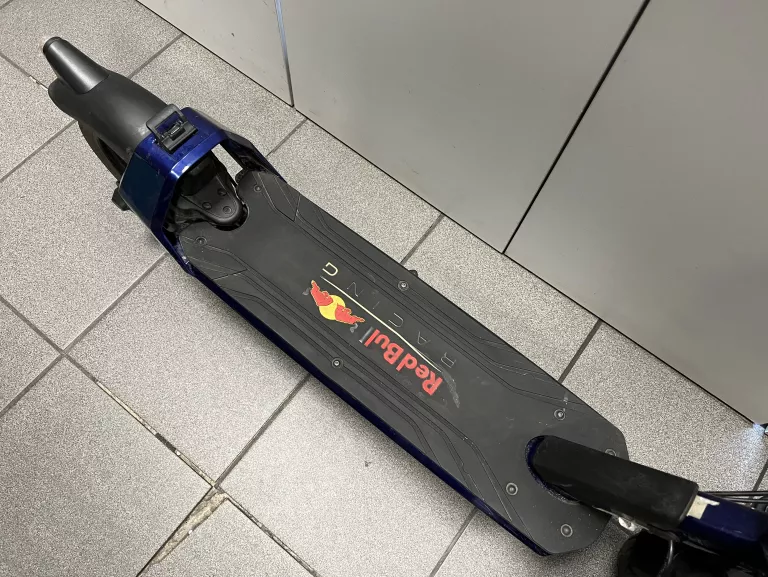 HULAJNOGA ELEKTRYCZNA RED BULL RACING 10 PRO
