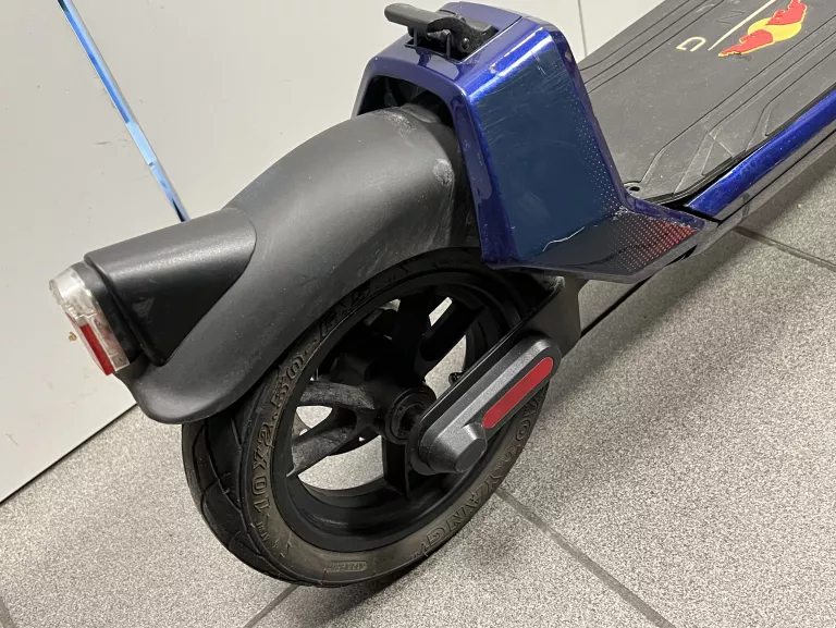 HULAJNOGA ELEKTRYCZNA RED BULL RACING 10 PRO