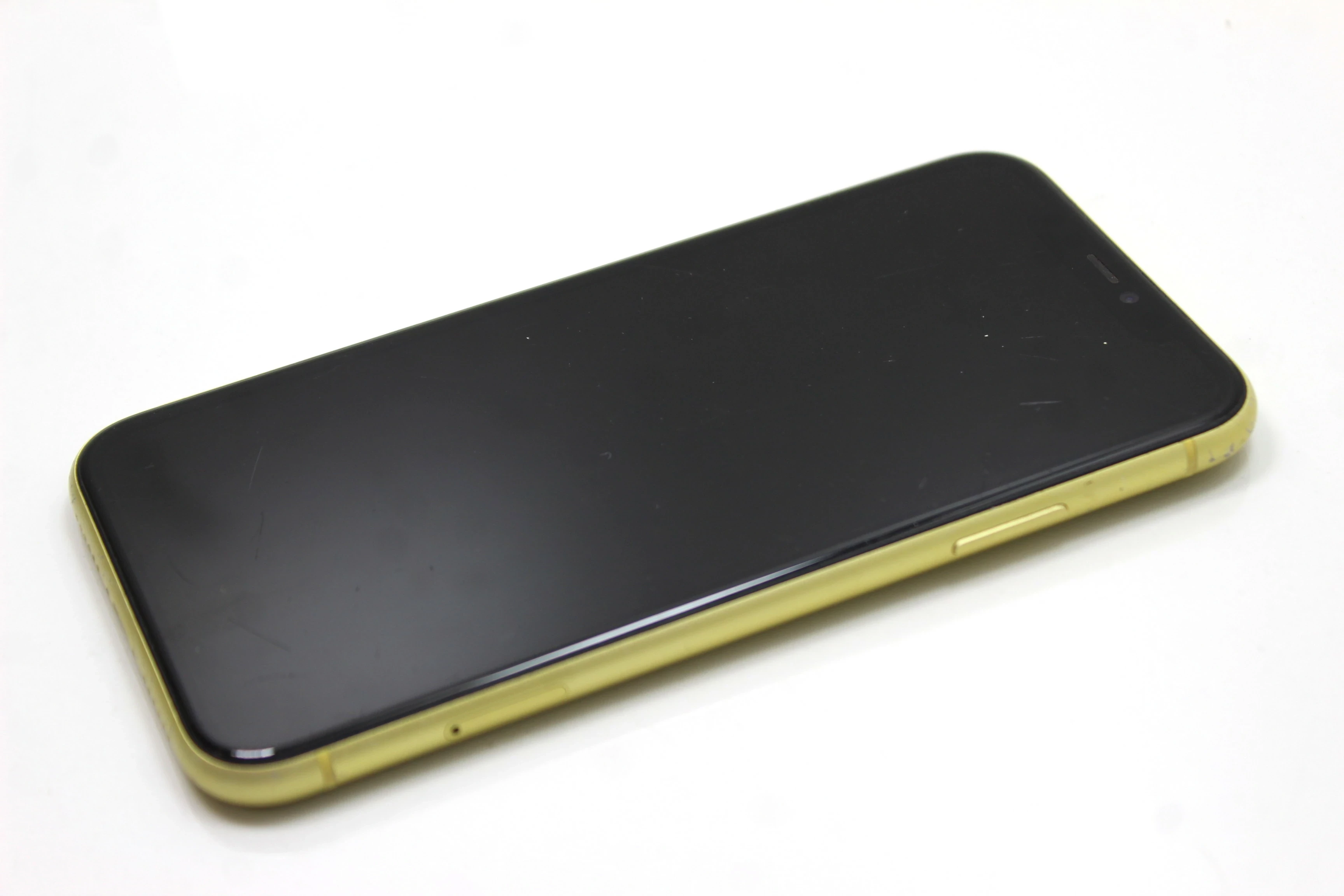 telefon-iphone-11-kolor-zolty