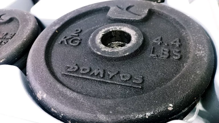 ZESTAW HANTLI DOMYOS 20 KG / 2 GRYFY / 4 NAKRĘTKI
