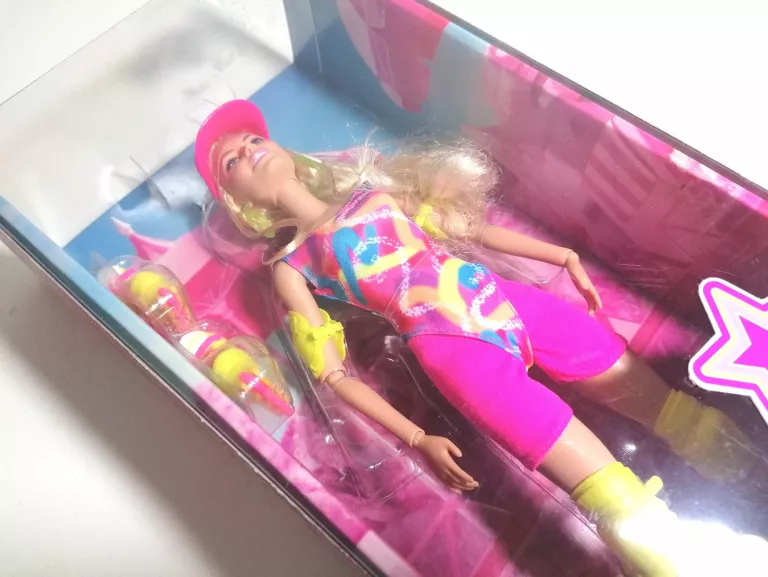 BARBIE THE MOVIE LALKA FILMOWA NA ROLKACH - HRB04