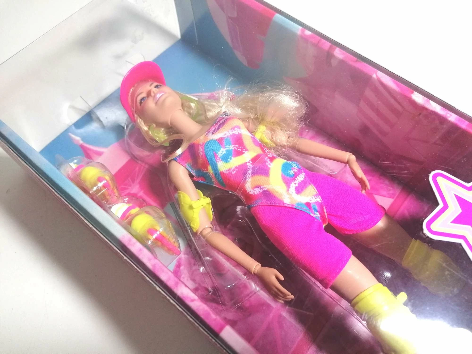 barbie-the-movie-lalka-filmowa-na-rolkach-hrb04-minimalny-wiek-dziecka-250062-1794308