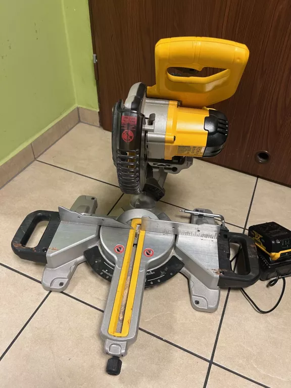 PIŁA UKOŚNICA AKU DEWALT DCS365 18V 2X 5.0 AH ŁAD