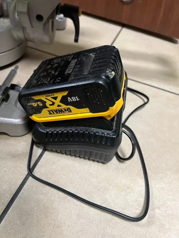 PIŁA UKOŚNICA AKU DEWALT DCS365 18V 2X 5.0 AH ŁAD
