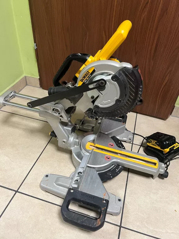 PIŁA UKOŚNICA AKU DEWALT DCS365 18V 2X 5.0 AH ŁAD