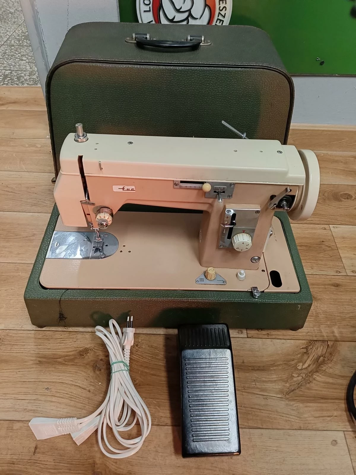 maszyna-do-szycia-lucznik-432-walizka-kolor-dominujacy-bialy