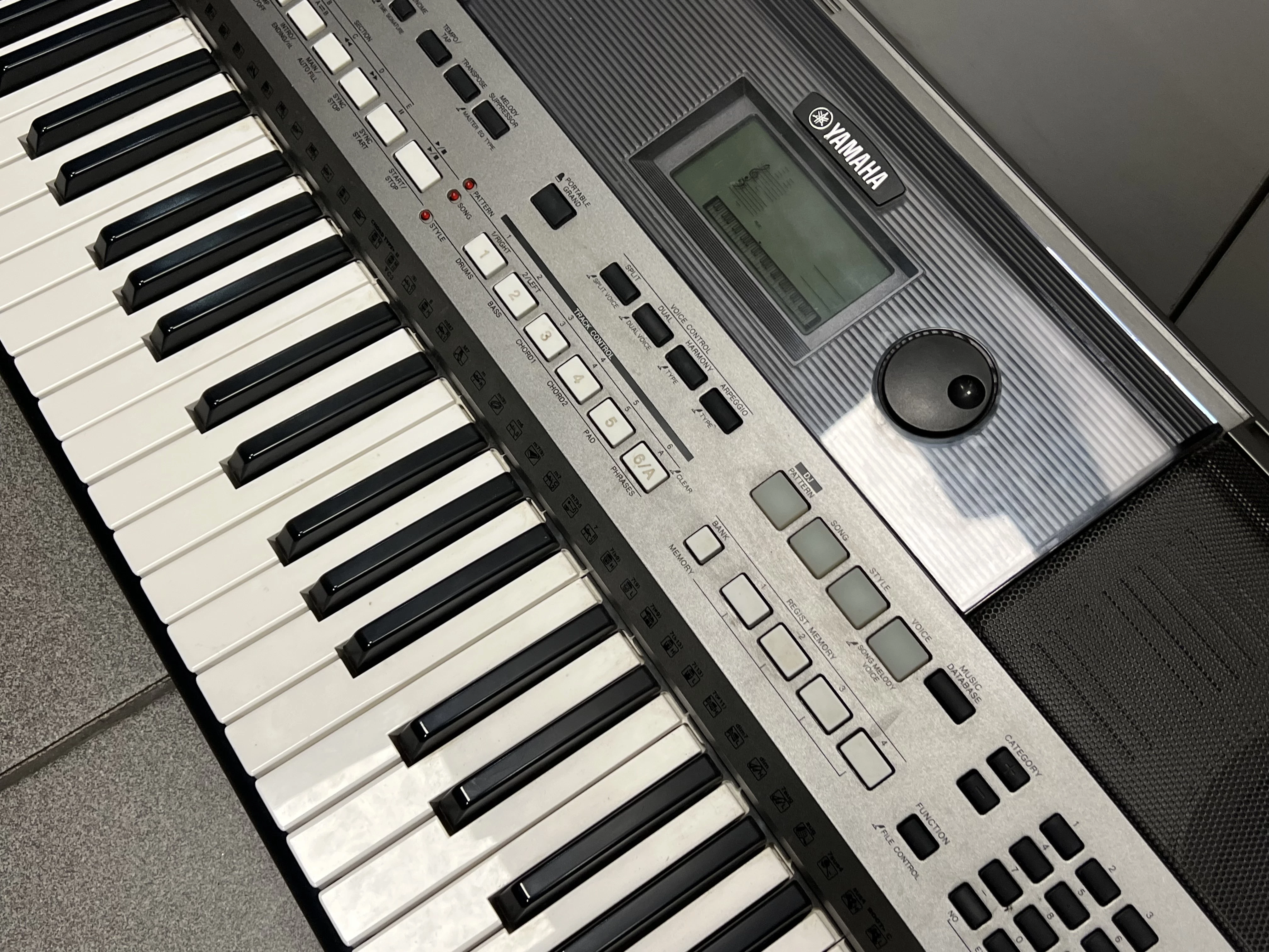 keyboard-yamaha-psr-e443-statyw-zasilanie-sieciowe