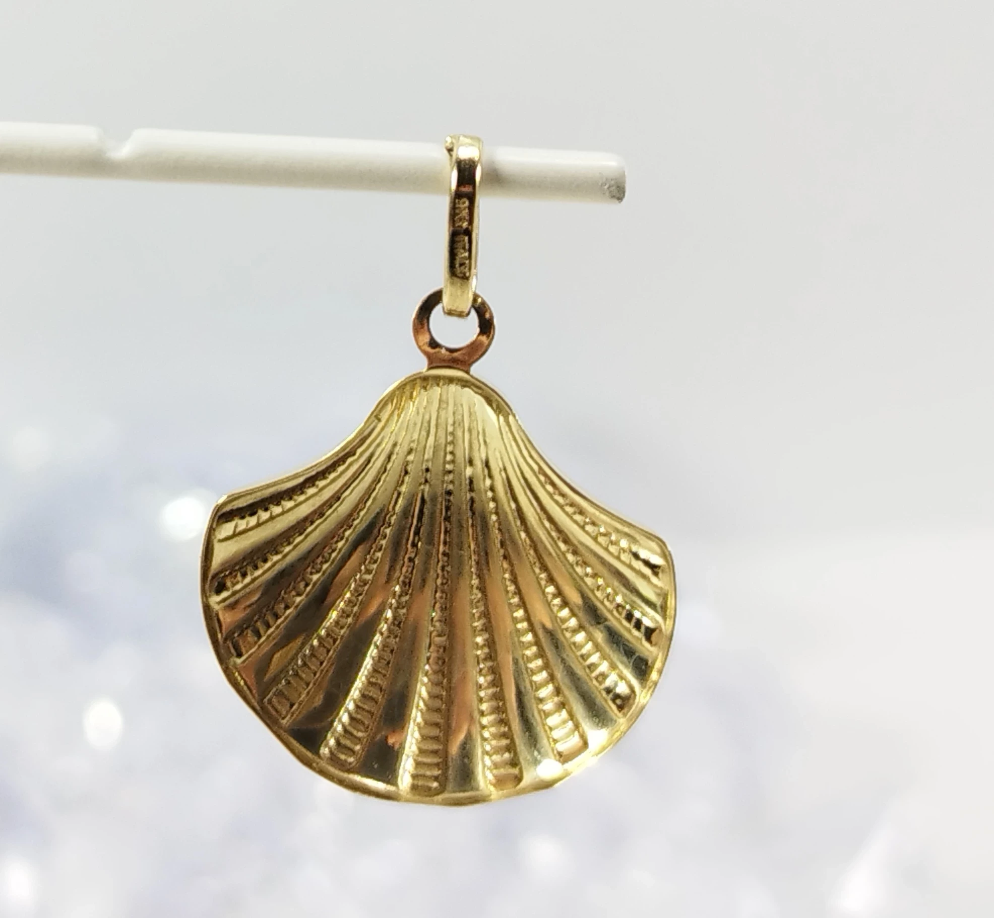 piekna-zlota-zawieszka-muszelka-p333-098g-material-zloto