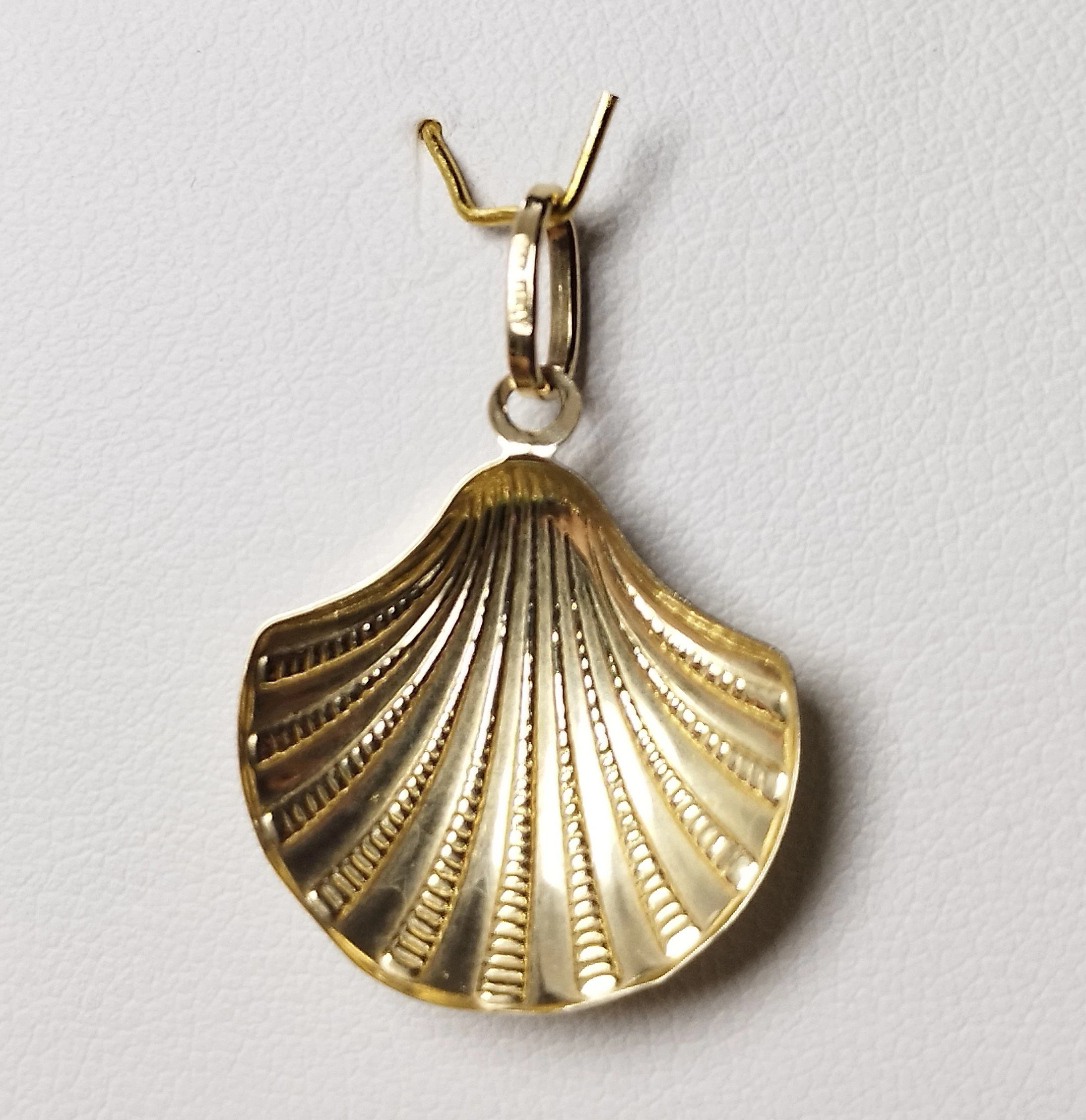 piekna-zlota-zawieszka-muszelka-p333-098g-kolor-dominujacy-zloty