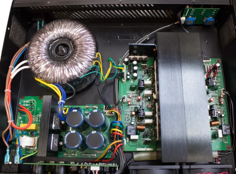 T.AMP E800 WZMACNIACZ MOCY 2X440W/4