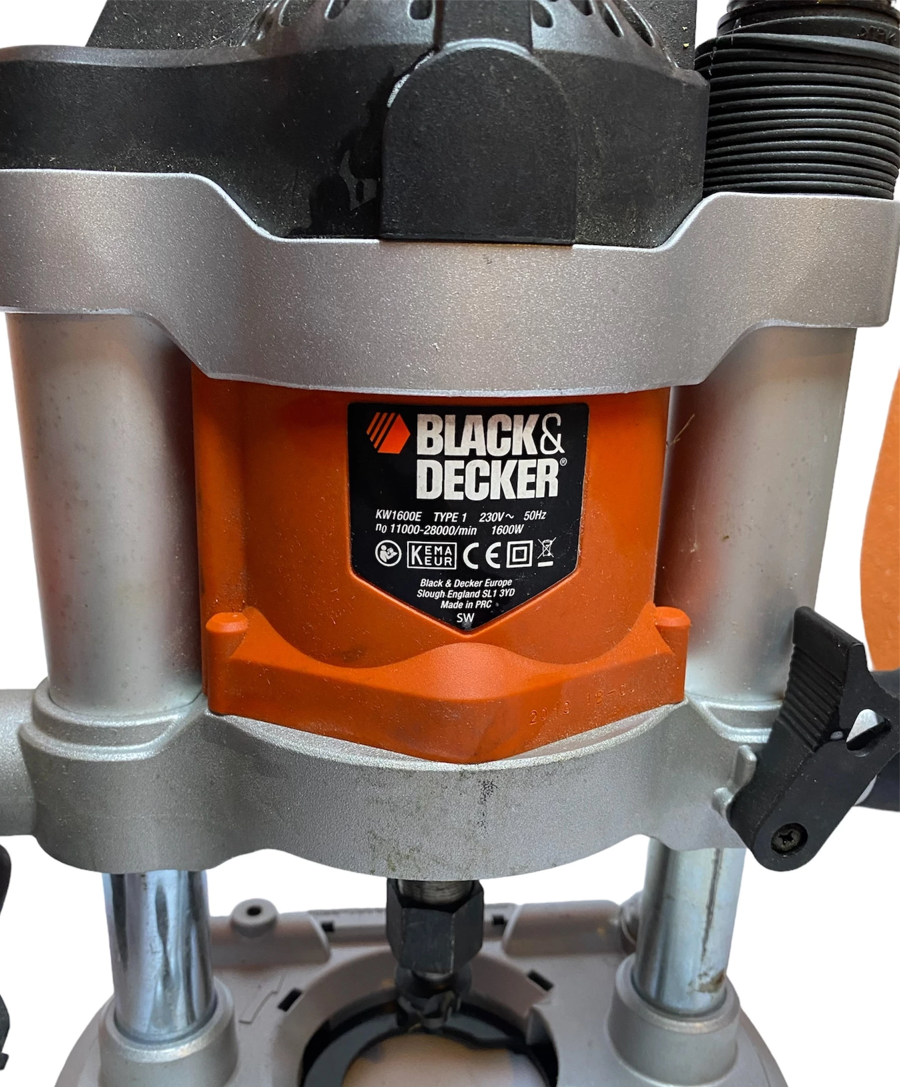 frezarka-gornowrzecionowa-black-decker-kw1600e-walizka-zasilanie-sieciowe