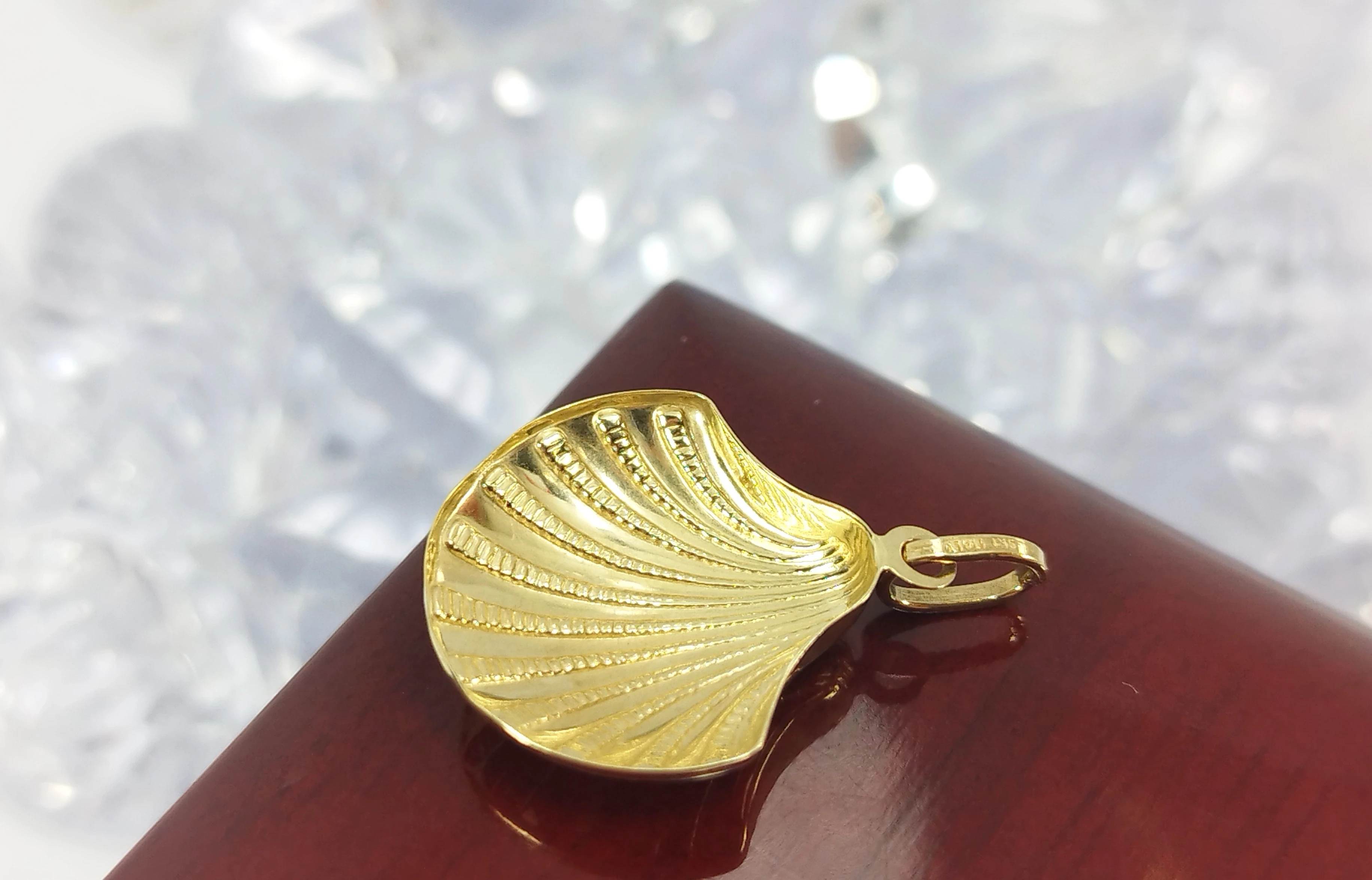 piekna-zlota-zawieszka-muszelka-p333-098g-stan-uzywany