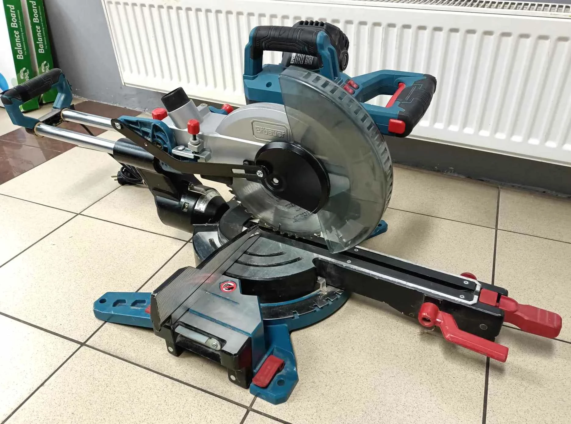 pila-ukosnica-erbauer-emis254s-1800w-srednica-tarczy-254