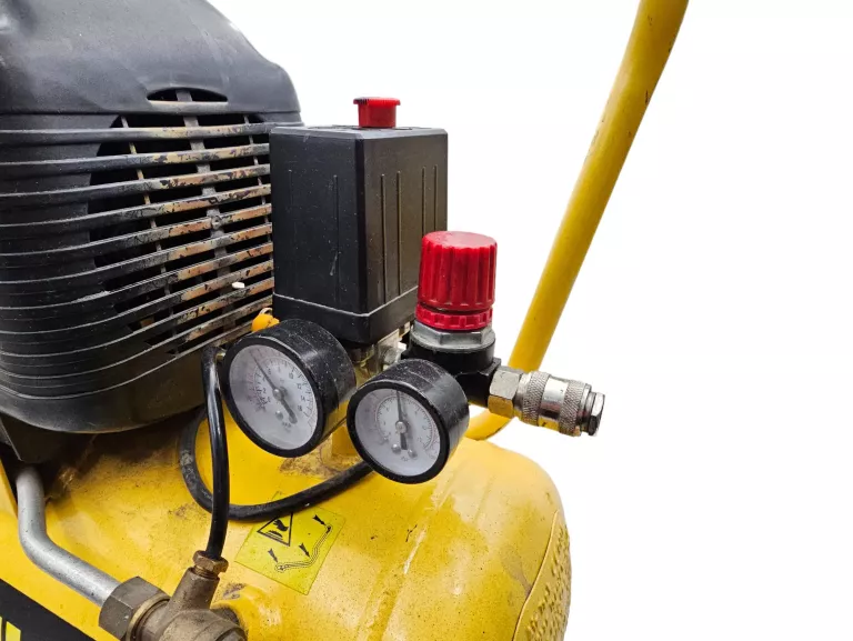 kompresor-olejowy-stanley-d210824-24-l-8-bar-pojemnosc-zbiornika-24