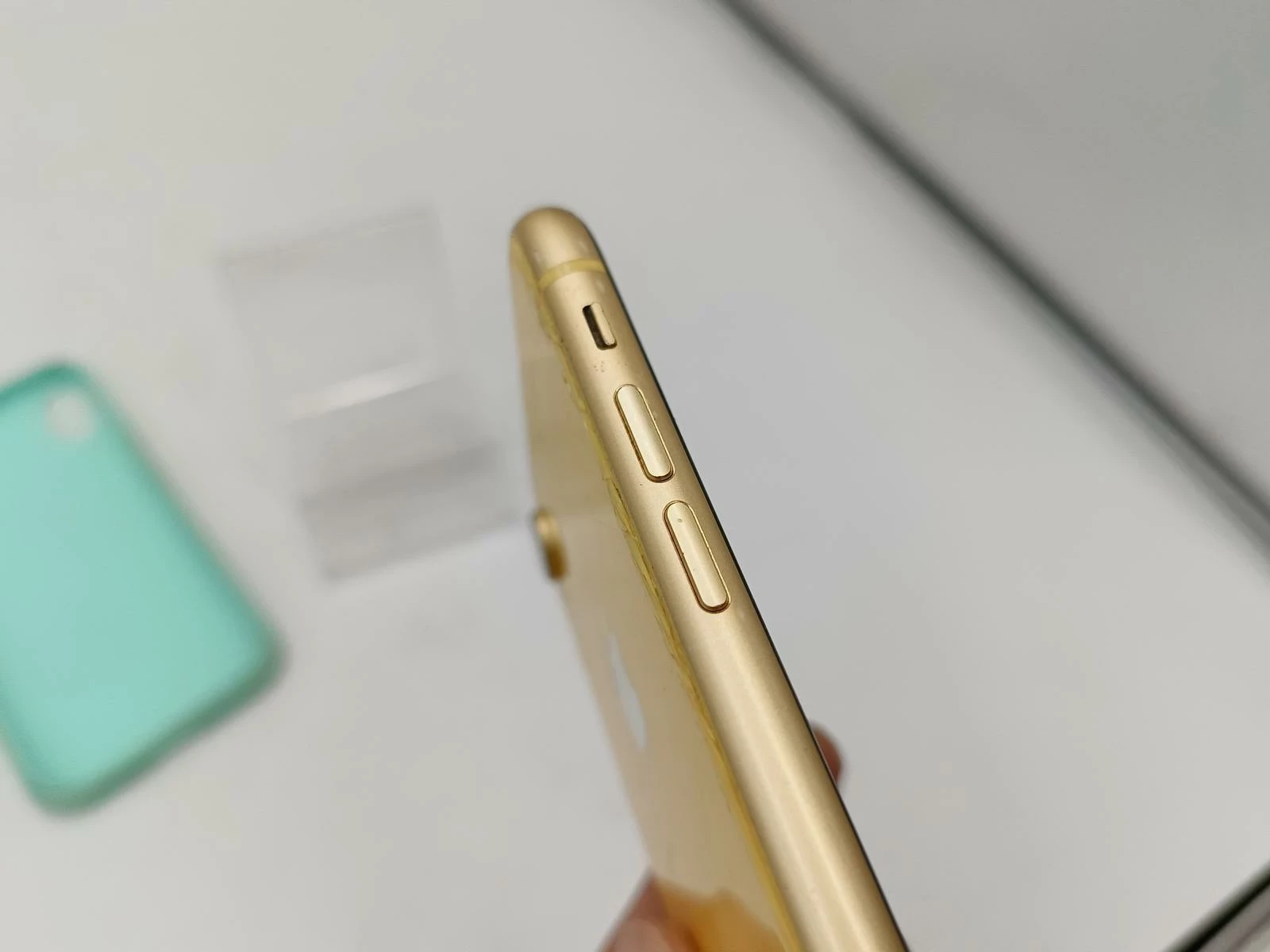 telefon-iphone-xr-pekniete-plecy-opis-kolor-zolty