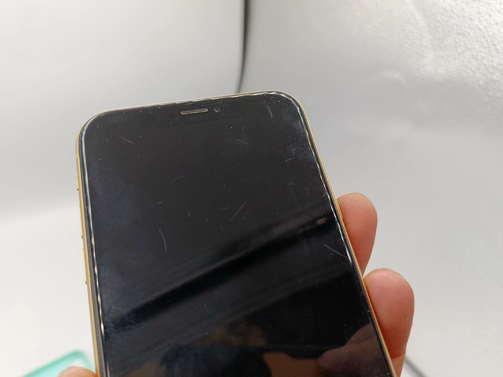 telefon-iphone-xr-pekniete-plecy-opis-wbudowana-pamiec-64-gb