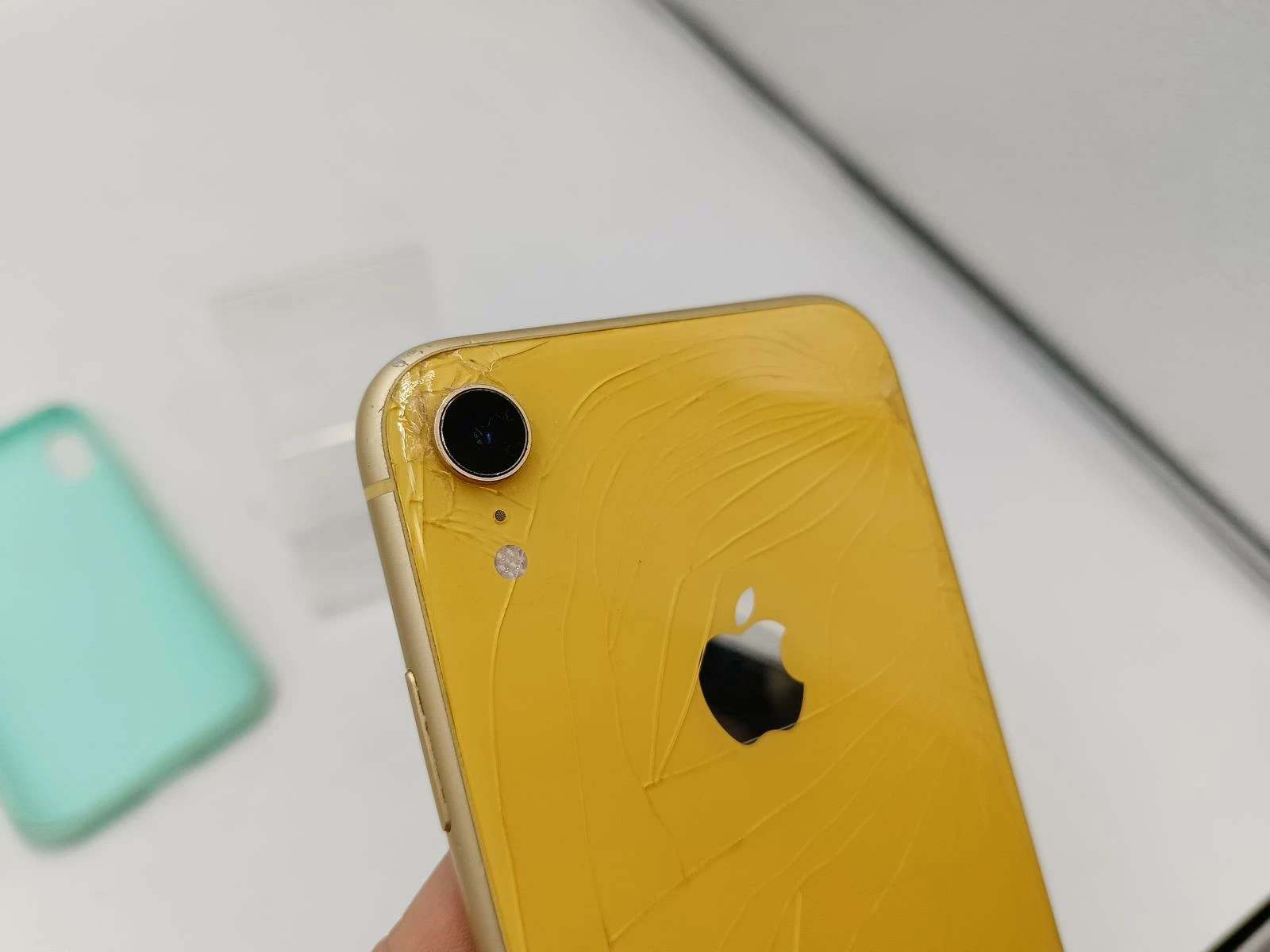 telefon-iphone-xr-pekniete-plecy-opis-kod-producenta-mh6q3pma