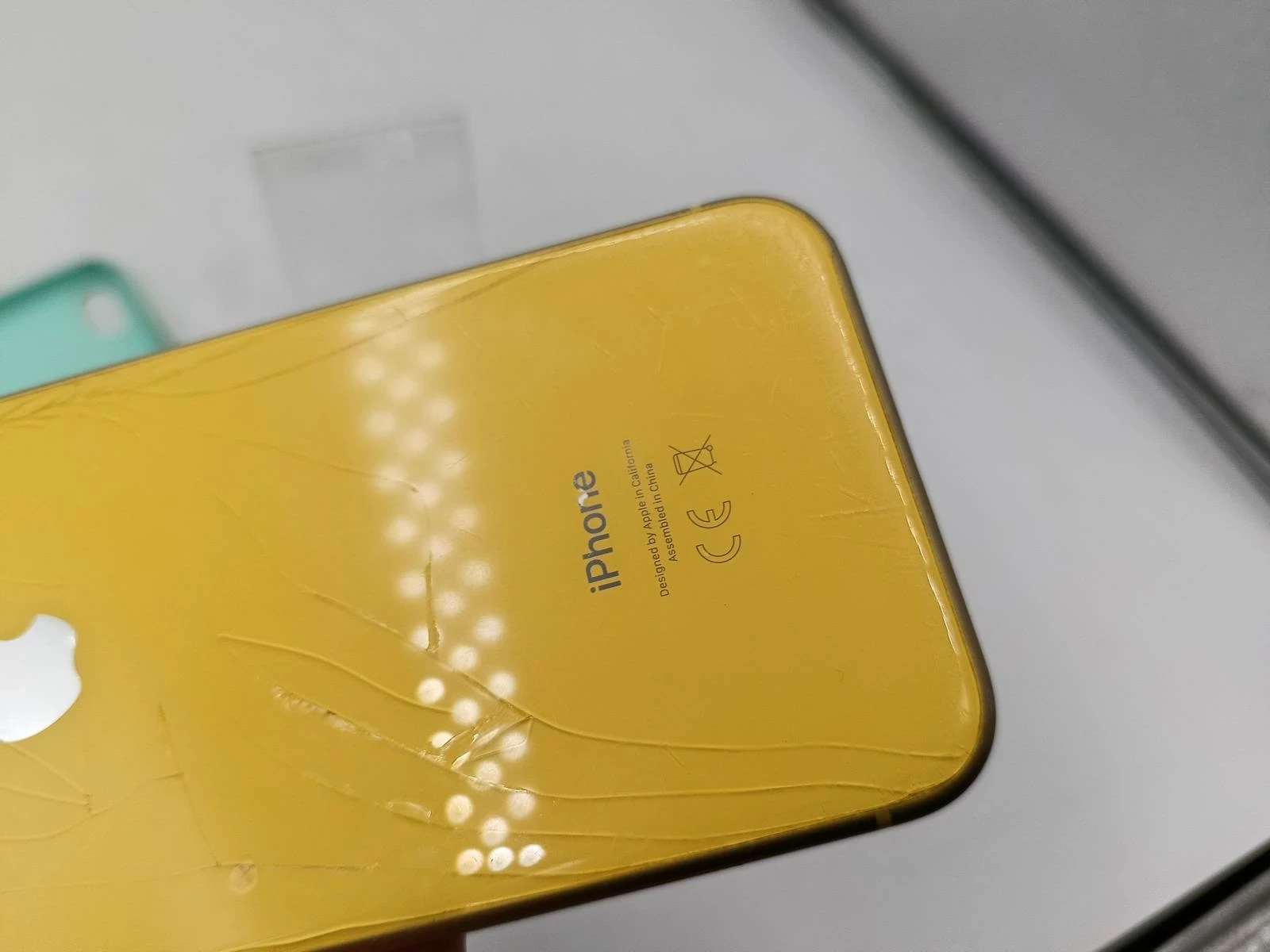 telefon-iphone-xr-pekniete-plecy-opis-typ-smartfon