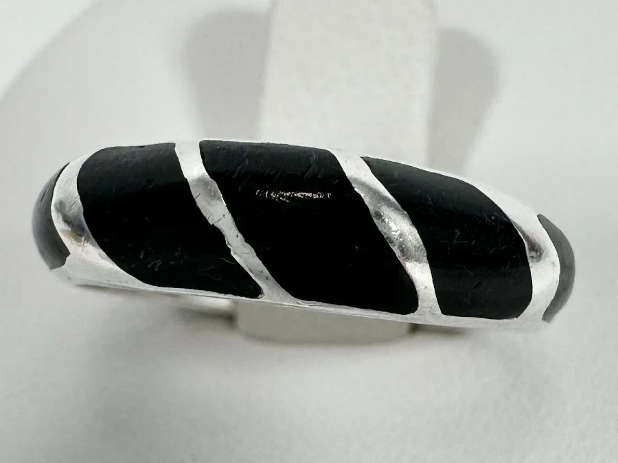 piekny-i-delikatny-srebrny-damski-pierscionek-z-czarna-emalia-925-niepodleglosci-18-wschowa-kamp