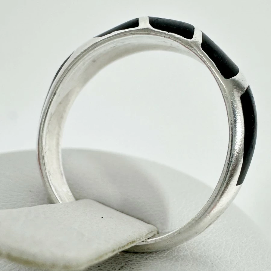 piekny-i-delikatny-srebrny-damski-pierscionek-z-czarna-emalia-925-stan-11323-2