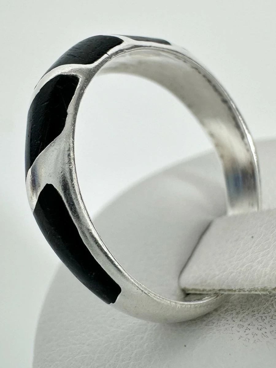 piekny-i-delikatny-srebrny-damski-pierscionek-z-czarna-emalia-925-rodzaj-2205-2