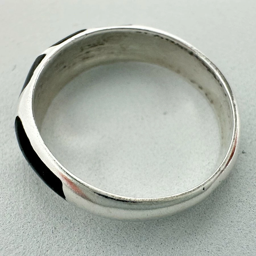 piekny-i-delikatny-srebrny-damski-pierscionek-z-czarna-emalia-925-material-15835-4