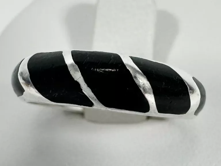piekny-i-delikatny-srebrny-damski-pierscionek-z-czarna-emalia-925-niepodleglosci-18-wschowa-kamp