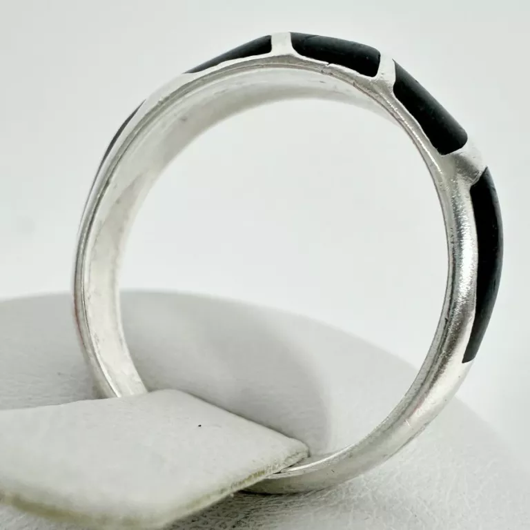 piekny-i-delikatny-srebrny-damski-pierscionek-z-czarna-emalia-925-stan-11323-2