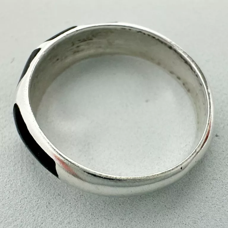 piekny-i-delikatny-srebrny-damski-pierscionek-z-czarna-emalia-925-material-15835-4