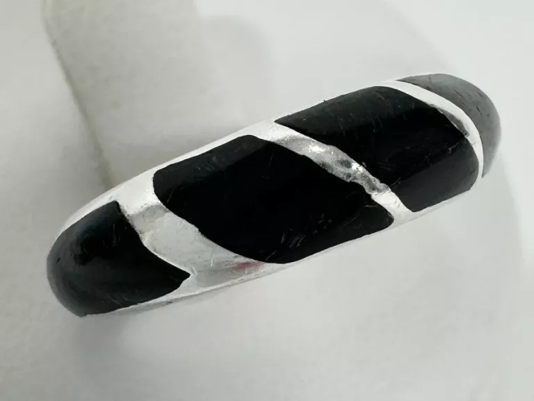 piekny-i-delikatny-srebrny-damski-pierscionek-z-czarna-emalia-925-ean-gtin-5060211098666