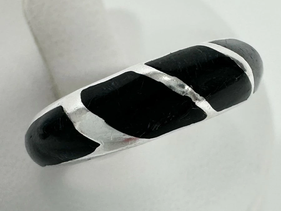 piekny-i-delikatny-srebrny-damski-pierscionek-z-czarna-emalia-925-ean-gtin-5060211098666