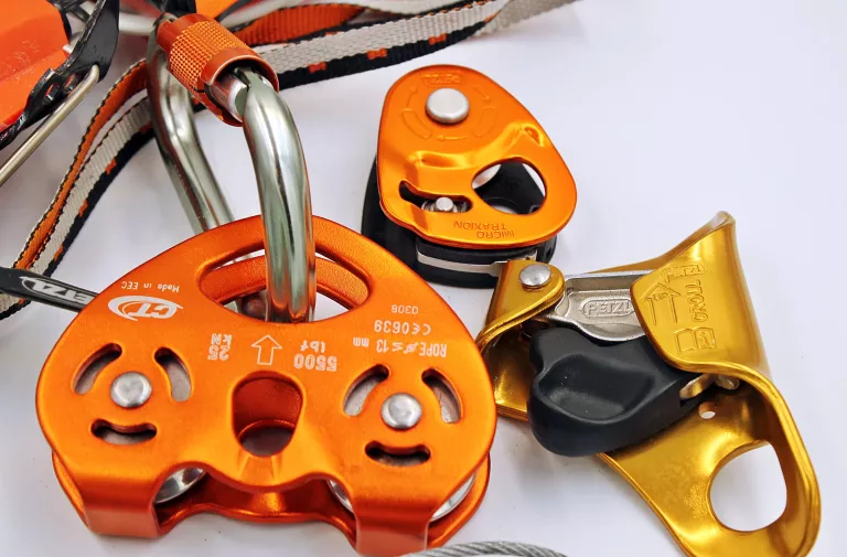 ZESTAW WSPINACZKOWY PETZL W GÓRY RAKI, KARBIŃCZYK, BLOCZKI, KOŚCI DMM
