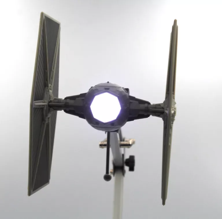 LAMPKA BIURKOWA LED GWIEZDNE WOJNY TIE FIGHTER