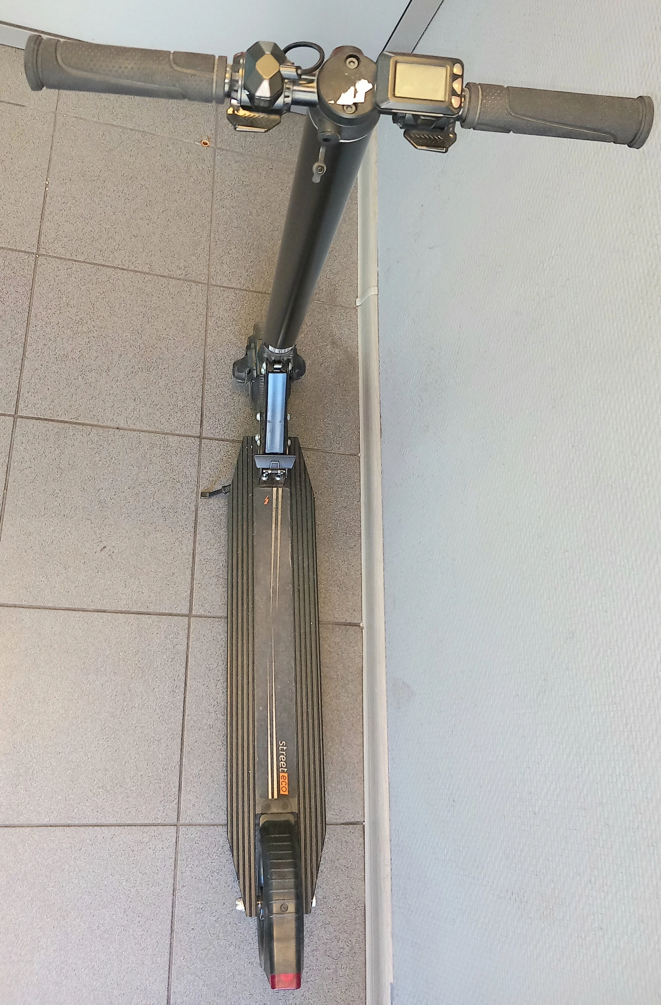 hulajnoga-elektryczna-street-eco-wadliwa-pod-ciezarem-jedzie-max-3kmh-kolor-127448-1