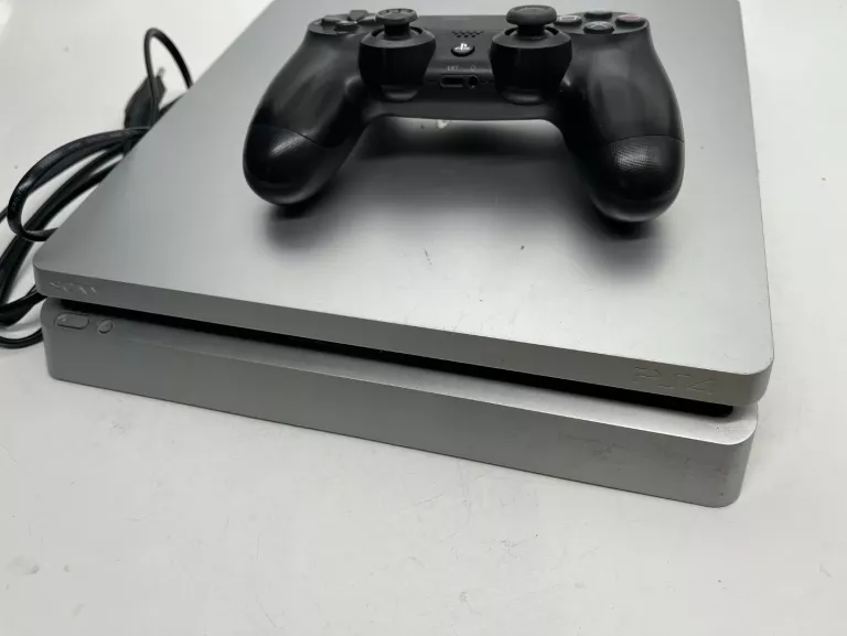 PS4 500GB SREBRNA + PAD