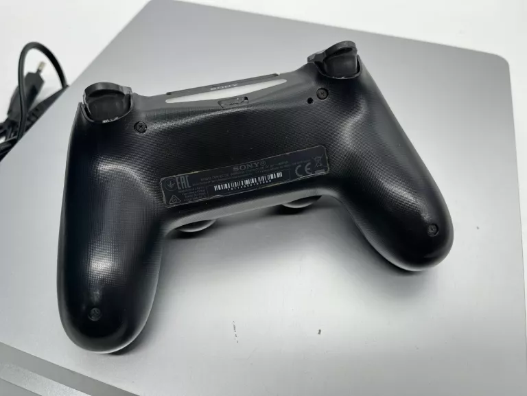 PS4 500GB SREBRNA + PAD