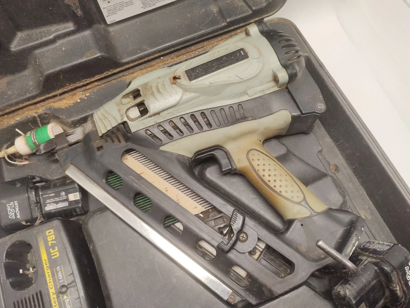 gwozdziarka-gazowa-akumulatorowa-hitachi-nr90gc2-maksymalna-dlugosc-gwozdzizszywek-40