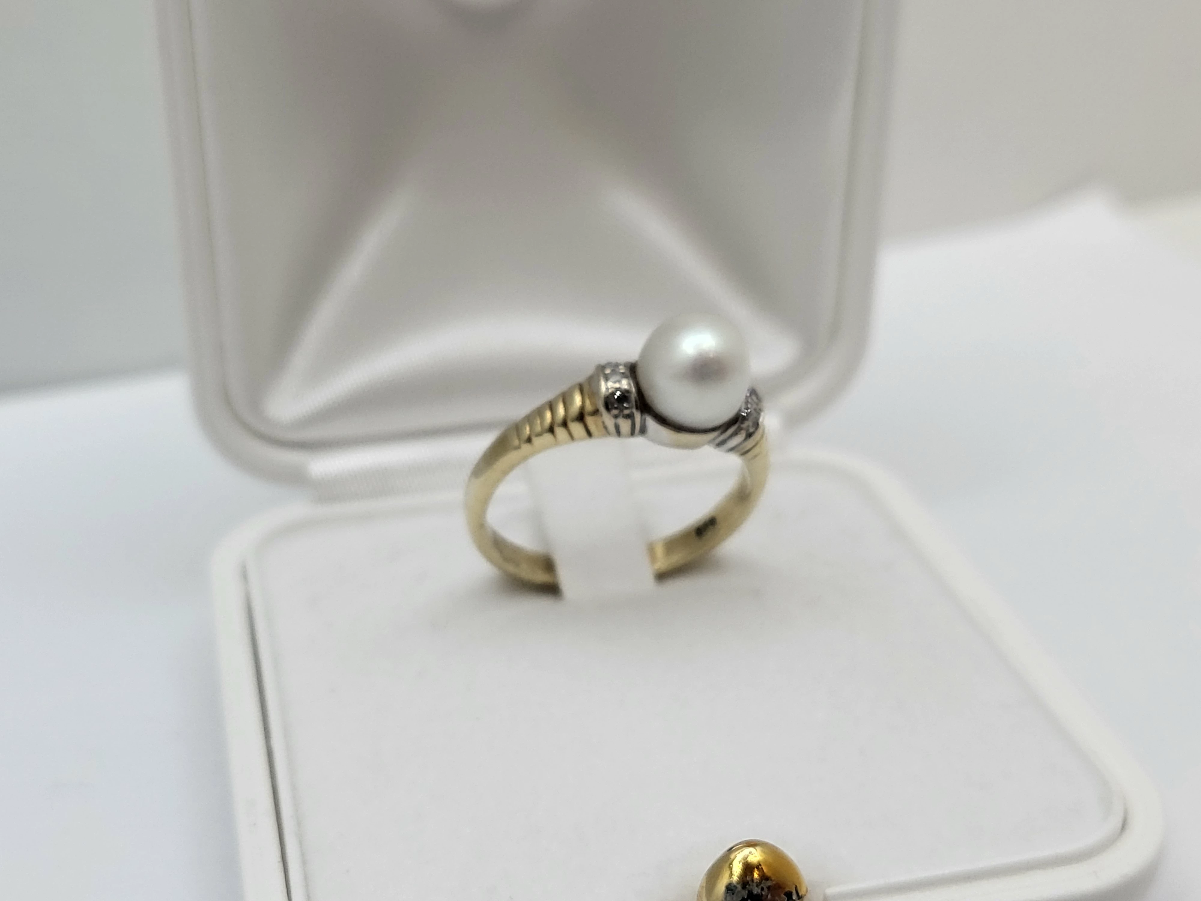 niezwykly-zloty-pierscionek-585-361g-z-brylantami-015ct-ean-gtin-5903772041538