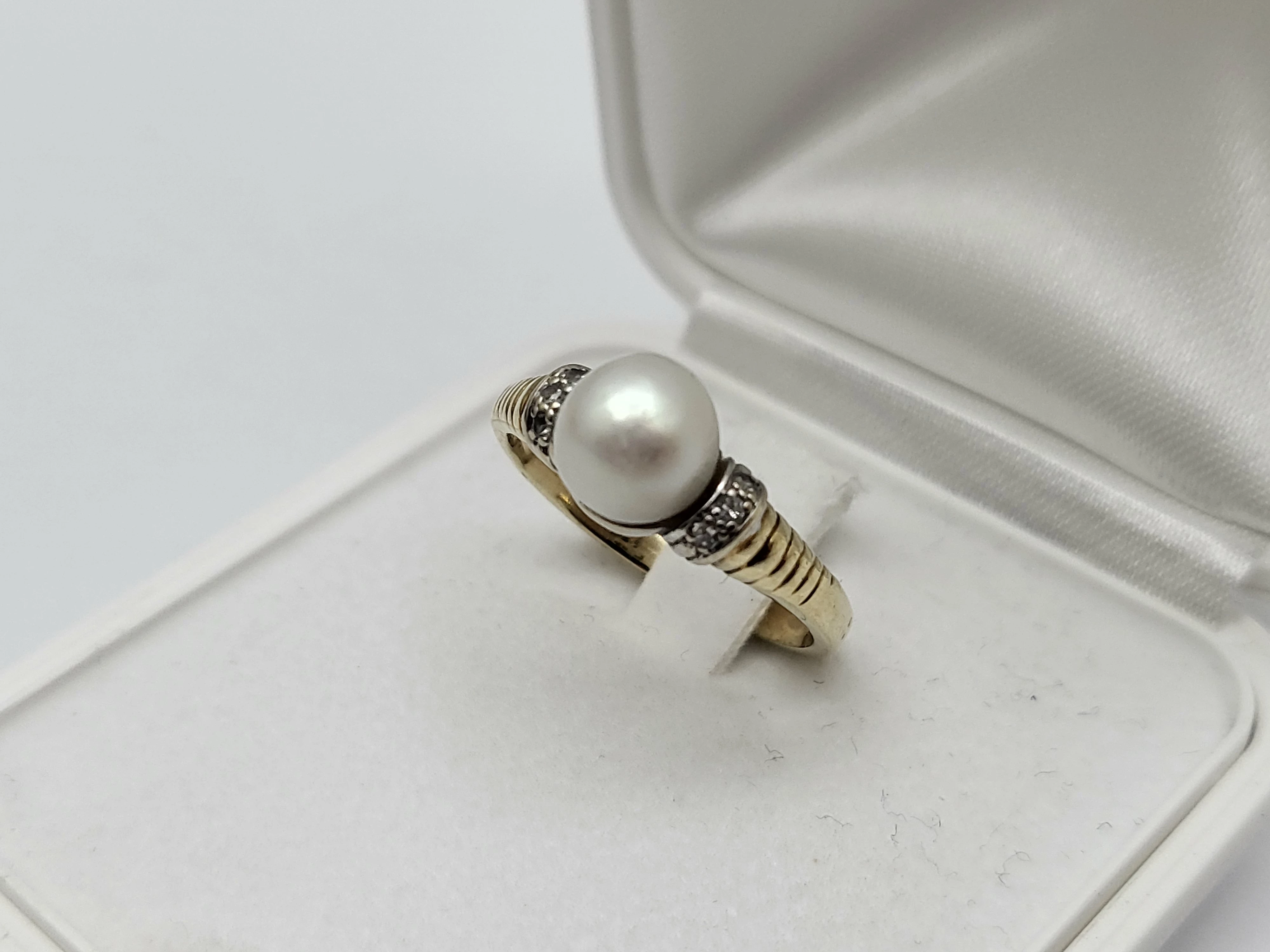 niezwykly-zloty-pierscionek-585-361g-z-brylantami-015ct-rodzaj-2205-16