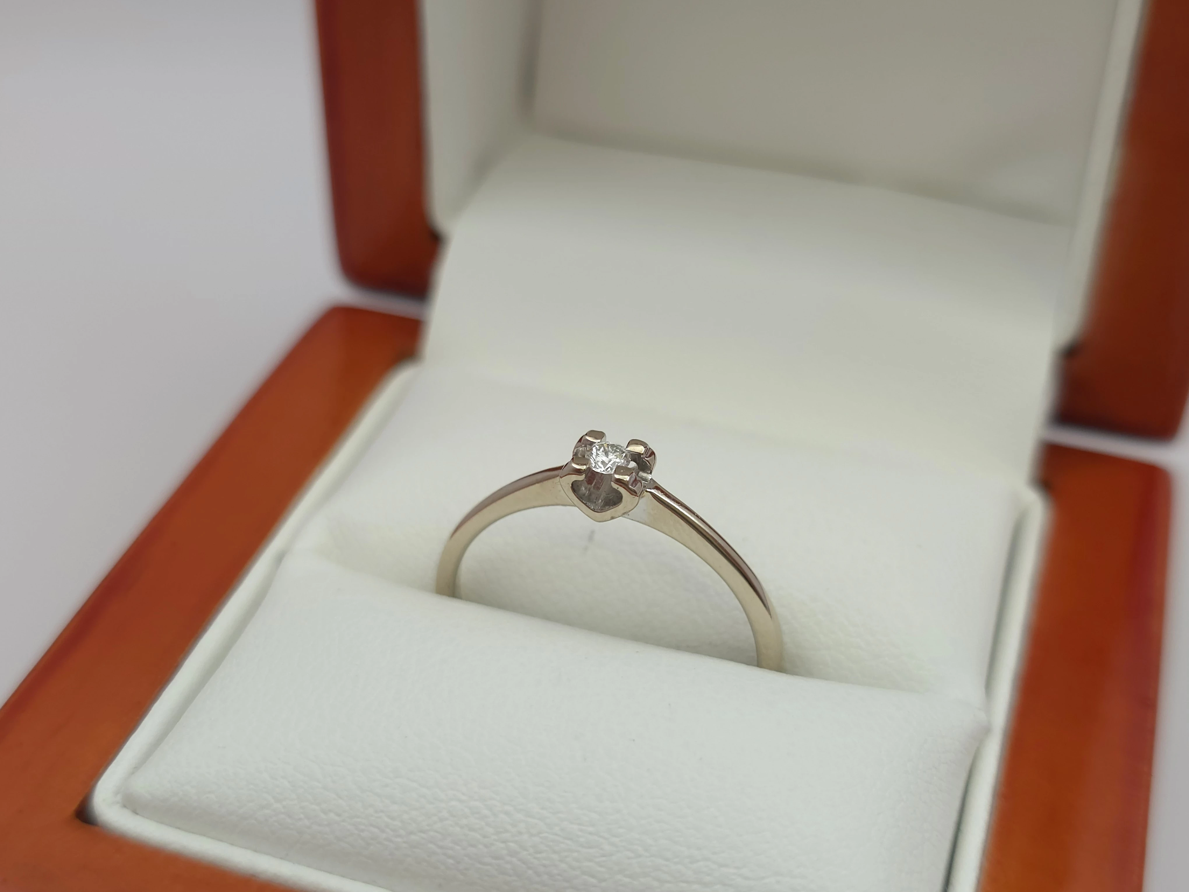 pierscionek-z-bialego-zlota-z-brylantem-005ct-585-14k-r17-153g-ean-gtin-5903772021080