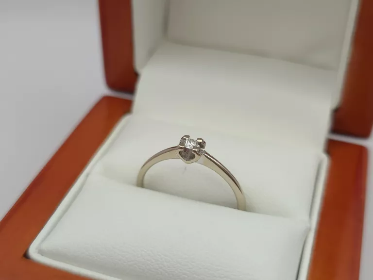 pierscionek-z-bialego-zlota-z-brylantem-005ct-585-14k-r17-153g-ean-gtin-5903772021080