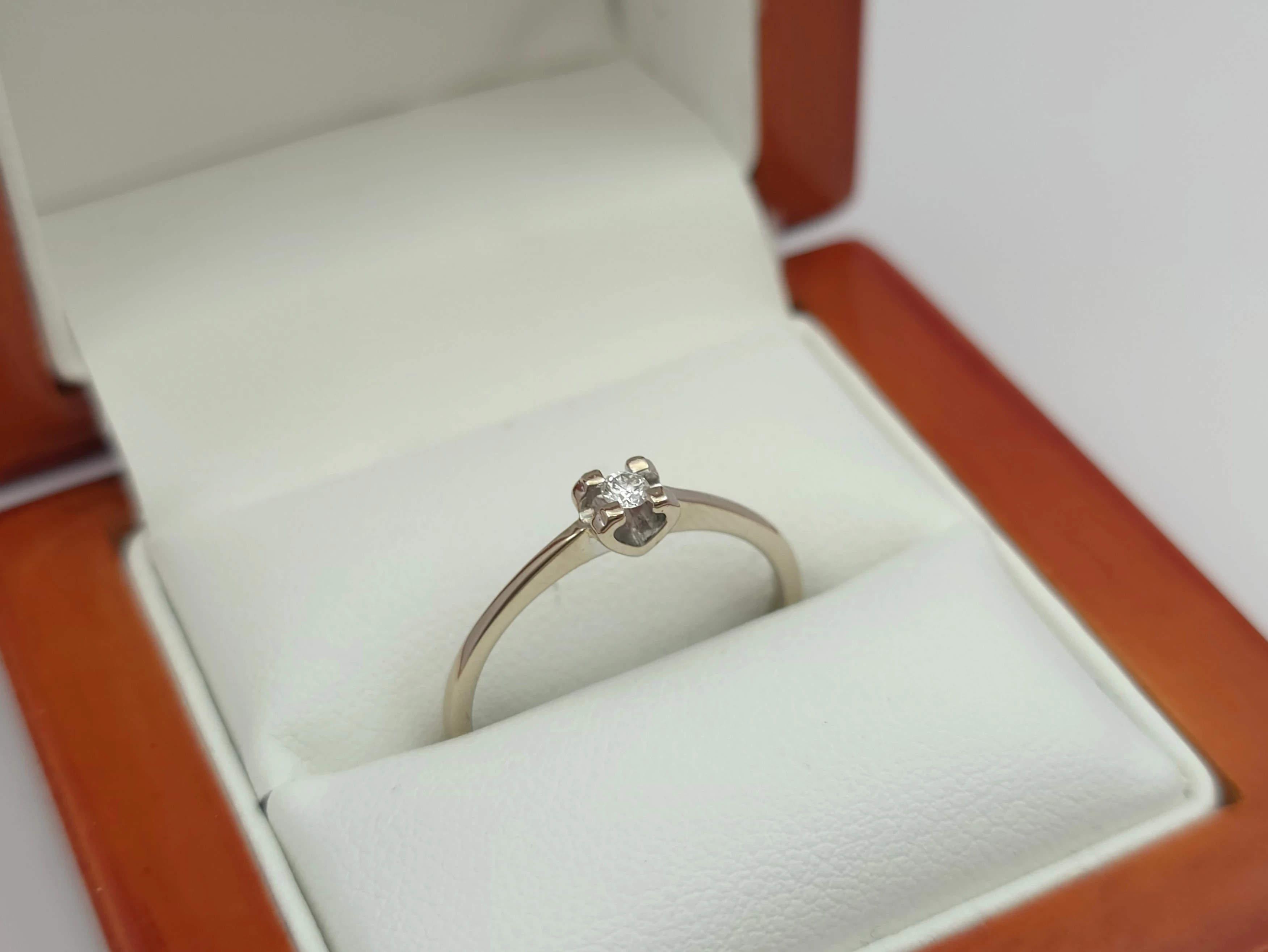 pierscionek-z-bialego-zlota-z-brylantem-005ct-585-14k-r17-153g-material-15835-2