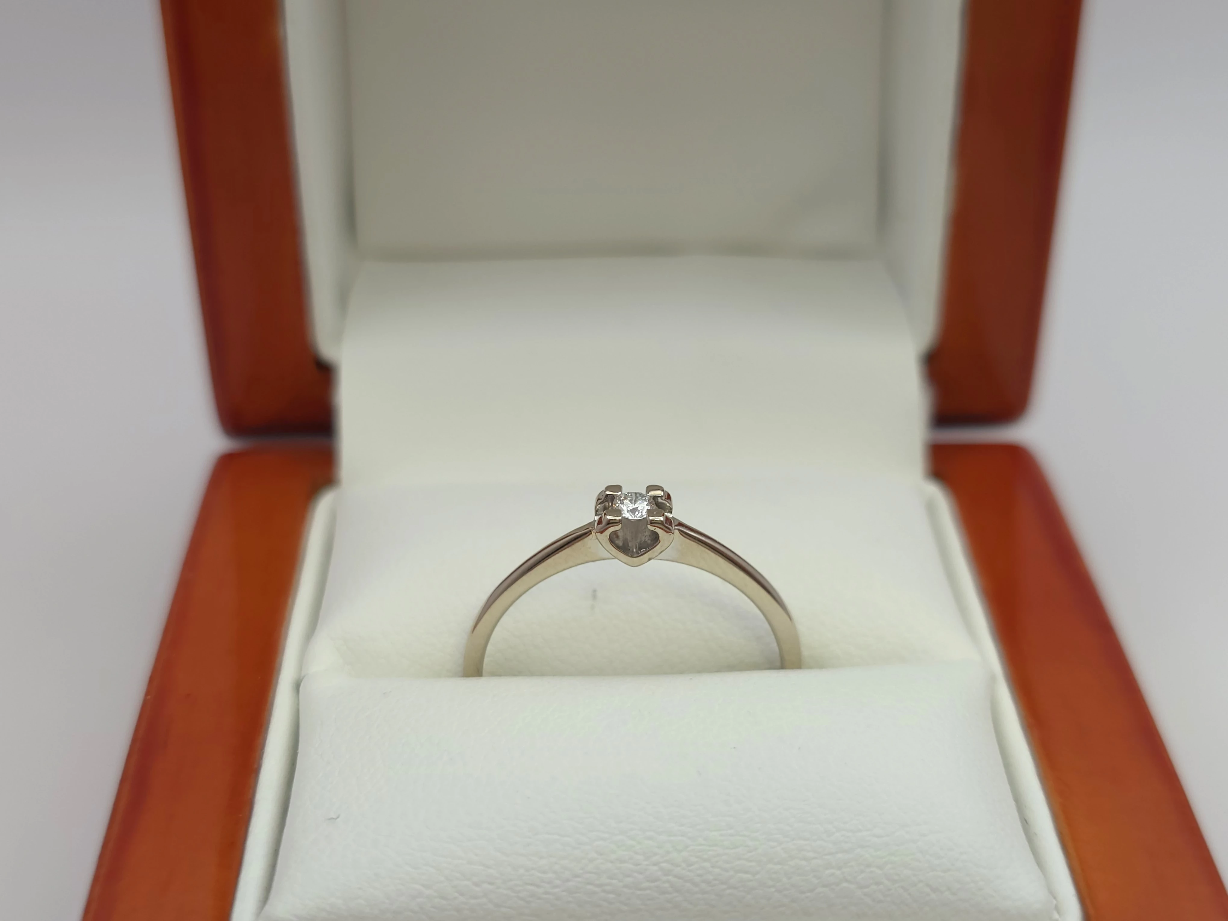 pierscionek-z-bialego-zlota-z-brylantem-005ct-585-14k-r17-153g-waga-152