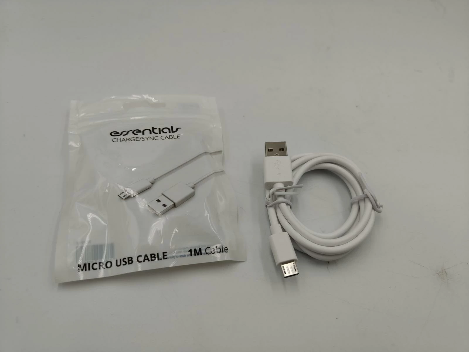 kabel-do-ladowania-dane-micro-usb-1m-bialy-essentials-ean-gtin-5706470078628