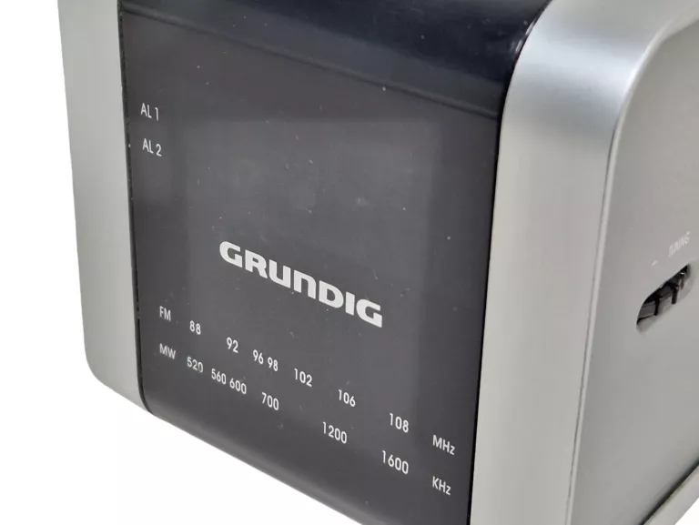 RADIOBUDZIK GRUNDIG SONOCLOCK 560 SREBRNO-CZARNY