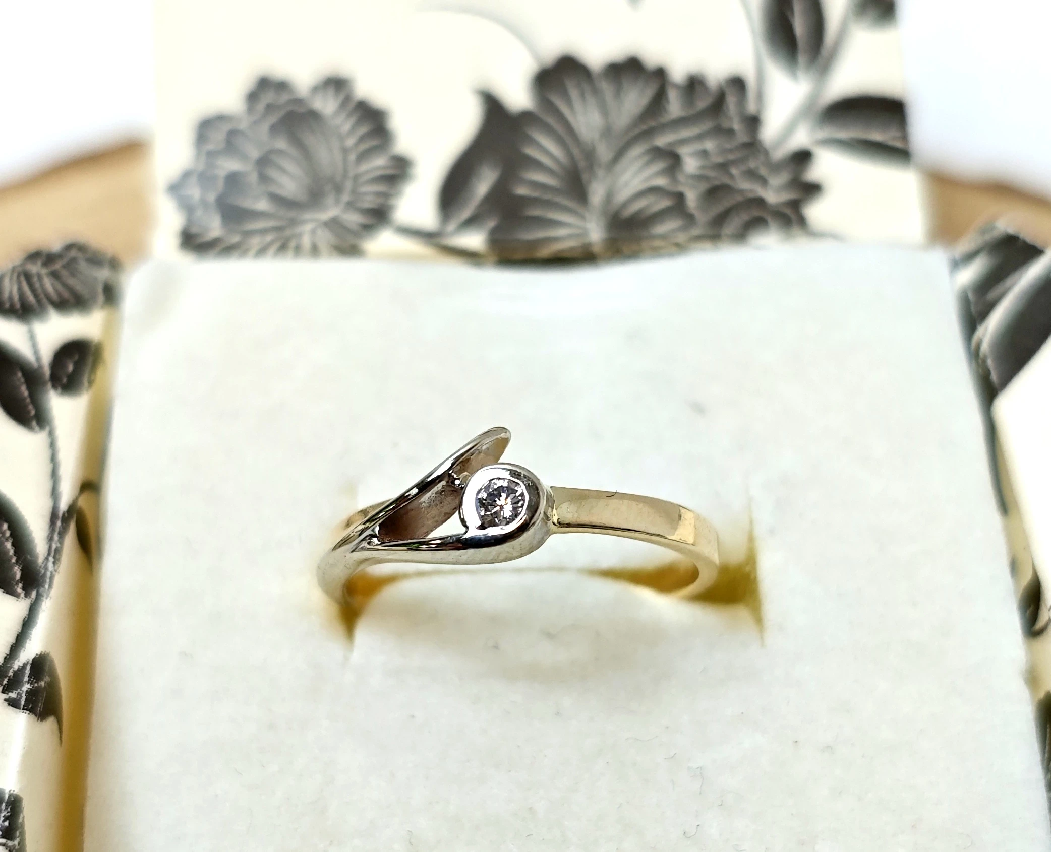 zloty-pierscionek-brylant-na-lapce-z-bialego-zlota-207gr-585-r13-3-maja-105-dabrowa-gornicza