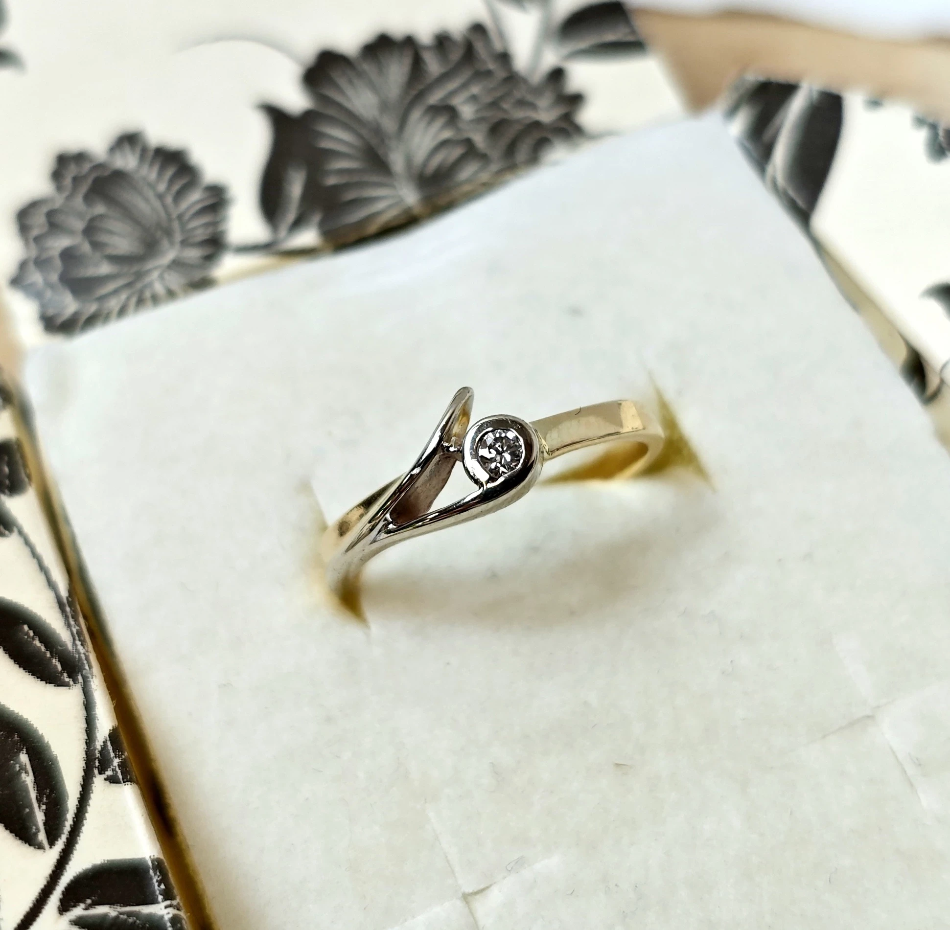 zloty-pierscionek-brylant-na-lapce-z-bialego-zlota-207gr-585-r13-material-15835-2